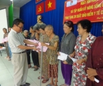 Tặng thẻ bảo hiểm y tế cho người cao tuổi phường Phú Trung